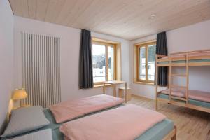 Una cama o camas en una habitación de St. Moritz Youth Hostel