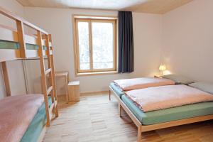 Una cama o camas en una habitación de St. Moritz Youth Hostel