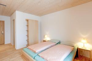 Una cama o camas en una habitación de St. Moritz Youth Hostel
