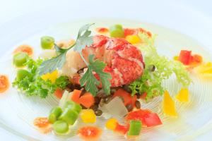 um prato de comida com camarão e legumes em Yutorelo Tateshina Hotel with DOGS em Chino