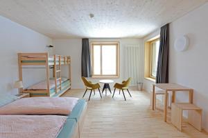 Una cama o camas en una habitación de St. Moritz Youth Hostel