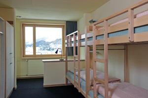 Litera o literas en una habitación de St. Moritz Youth Hostel