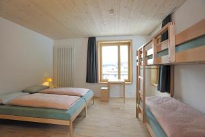 Una cama o camas en una habitación de St. Moritz Youth Hostel