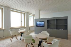 TV a/nebo společenská místnost v ubytování St. Moritz Youth Hostel