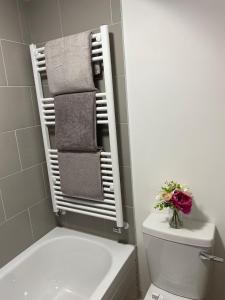 ein Badezimmer mit einem Handtuchhalter über einem WC in der Unterkunft Langley House Hotel in Blackpool