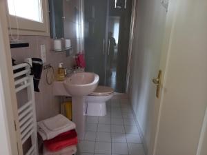 La petite salle de bains est pourvue d'un lavabo et de toilettes. dans l'établissement Marie, à Mignaloux-Beauvoir