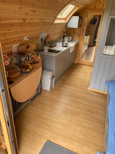 Garden Cottage Glamping Pod的厨房或小厨房