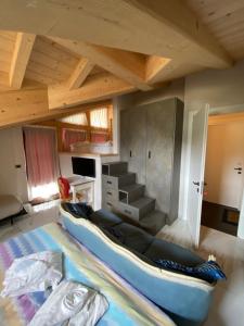 un grande letto in una camera con soffitto in legno di Villa Claudia a Livigno