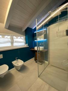 ColazzaにあるApartment Gisa with private pool at 50 mのシャワー、トイレ、洗面台を備えたバスルーム