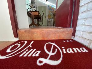 una alfombra roja delante de una puerta con un piano en Hotel Villa Diana, en Lipari