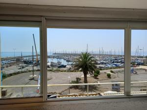 Blick auf den Yachthafen von einem Fenster aus in der Unterkunft Appartement vue mer in Narbonne-Plage