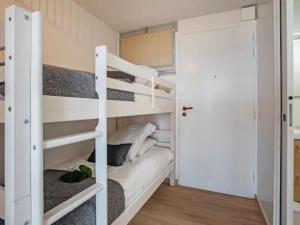 a bunk bed room with two bunk beds and a door at Carnac : Appt 4 p. Face mer vue exceptionnelle in Carnac