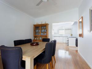 - une salle à manger avec une table et des chaises en bois dans l'établissement Perfect Seclusion Top Level Only, à North Arms Cove
