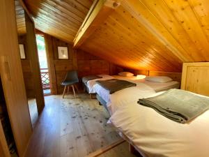 A bed or beds in a room at Chalet massif du Mont Blanc St Gervais Megeve