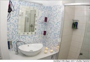 y baño con lavabo y espejo. en Apartmán Vila Bayer, en Karlovy Vary