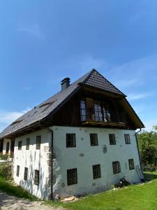 an old white building with a wooden roof at Mitterattweng-Florian und Monika Clodi in Traunkirchen