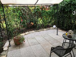 a patio with a table and an umbrella at Country Home B&B Il Melo in Vicenza