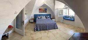 Schlafzimmer mit einem Bett mit blauem Kopfteil in der Unterkunft Casa Vacanze della Giudecca in Gallipoli