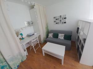 un petit salon avec un canapé et une table dans l'établissement Garsoniera Comfort, à Bucarest