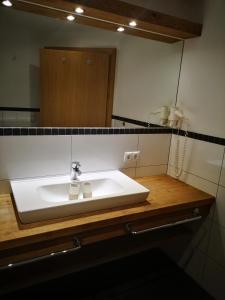 ゼーフェルト・イン・チロルにあるAppartement Seejochのバスルーム(白い洗面台、鏡付)