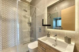 een badkamer met een wastafel en een glazen douche bij Ilida Villas in Sikéa