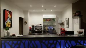a bar in a restaurant with a counter top at Auberge des toqués in Pégomas