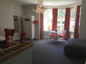 um quarto com uma cama, uma mesa e cadeiras em Villa Blenda em Borgholm