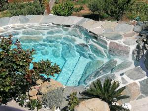 Pemandangan kolam renang di Maison de charme avec piscine et jacuzzi atau berdekatan