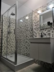 een badkamer met een douche en een wastafel bij Apartament Giulia by Sea View Luxury Residence in Mamaia Nord – Năvodari