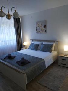 A bed or beds in a room at Apartman Alma