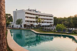 una gran piscina frente a un hotel en Hotel Serawa Moraira, en Moraira