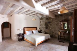 Postel nebo postele na pokoji v ubytování Albatros Club Mykonos + 37 fotografií