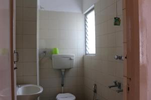 łazienka z toaletą i umywalką w obiekcie Hotel Pearls w mieście Selam