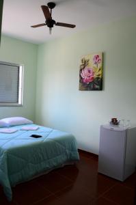 sypialnia z łóżkiem i obrazem na ścianie w obiekcie Hotel JM Ferreira w mieście Caeté
