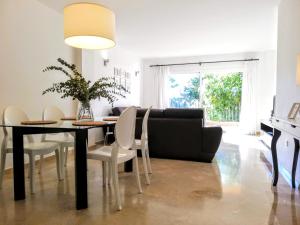 sala de estar con mesa de comedor y sofá en Cozy Rentals Princess - Sun, Golf, Mountain, en Mijas