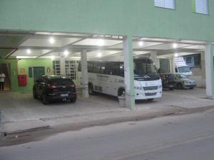 un autobús está estacionado en un garaje en Hotel JM Ferreira, en Caeté