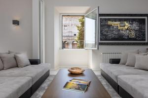 Sala de estar con 2 sofás y mesa de centro en Amazing Colosseo, en Roma