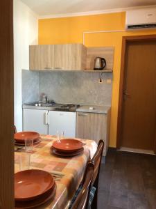 Cuisine ou kitchenette dans l'établissement Apartments PEHAR