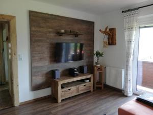 ein Wohnzimmer mit einem Flachbild-TV an der Wand in der Unterkunft Ferienwohnung Pusarnitz in Pusarnitz