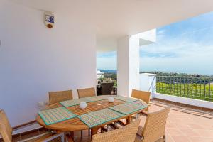 d'une salle à manger avec une table et des chaises sur un balcon. dans l'établissement Casa La Terrazza Los Arqueros, à Benahavís