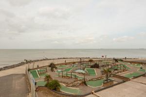 Vista de la piscina de Funky flat in Margate's Westbrook Bay o d'una piscina que hi ha a prop