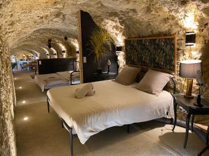 
A bed or beds in a room at Le Tunnel du Moulin
