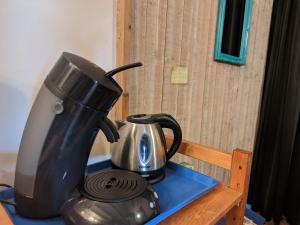 Удобства за правене на кафе и чай в Logeerruimte in gerenoveerde boerderij in Wachtum