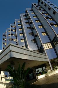 ein hohes Gebäude mit Seitenfenstern in der Unterkunft Grand Hotel Royal Sorocaba by Atlantica in Sorocaba
