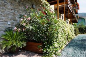 A garden outside Residence Rivachiara (check-in at Hotel Riviera in Viale Rovereto, 95)