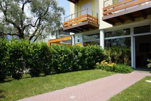 A garden outside Residence Rivachiara (check-in at Hotel Riviera in Viale Rovereto, 95)