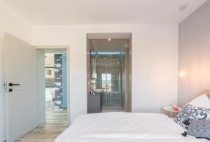 sypialnia z białym łóżkiem i łazienką w obiekcie Sun & Sea Villa w Krku +37 zdjęć