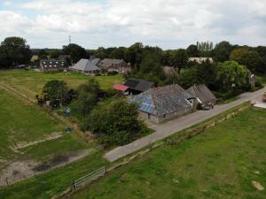 una vista aérea de una casa con patio en Logeerruimte in gerenoveerde boerderij in Wachtum, en Wachtum