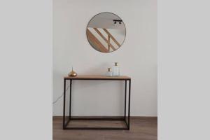 a table with a mirror on a wall at Gezellige vakantiewoning nabij Damme in Damme