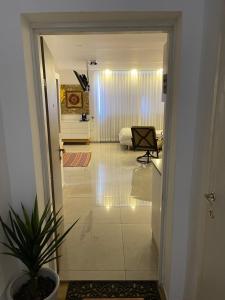 Ruang duduk di Presidential Penthouse